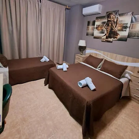 Hostal Dona Maria Valdemoro Buitenkant foto
