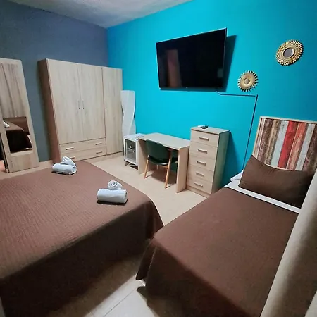 Hostal Dona Maria Valdemoro Buitenkant foto