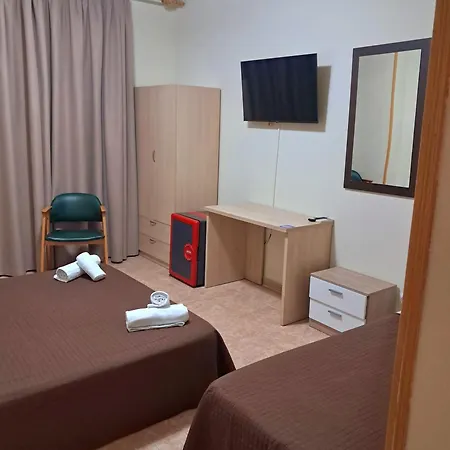 Hostal Dona Maria Valdemoro Buitenkant foto