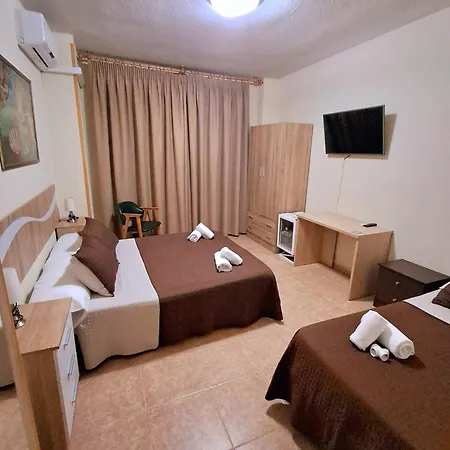 Hostal Dona Maria Valdemoro Buitenkant foto